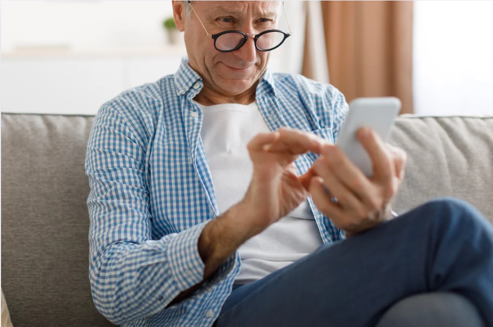 Новая схема обмана в Беларуси: аферисты шлют фальшивые налоговые уведомления в мессенджере WhatsApp