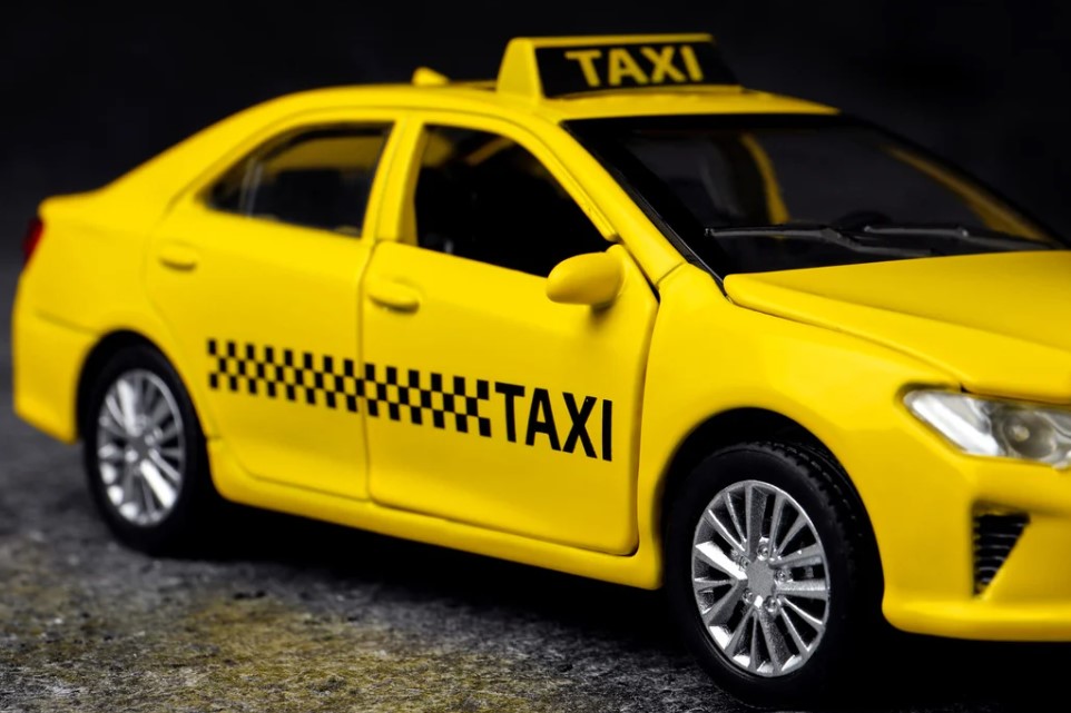 Как пассажиру проверить легальность работы такси, рассказали в Транспортной инспекции