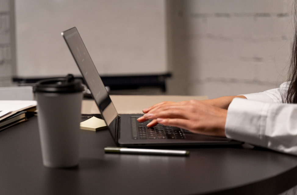 В Минтруда рассказали, как часто наниматель может привлекать сотрудника к работе в выходные