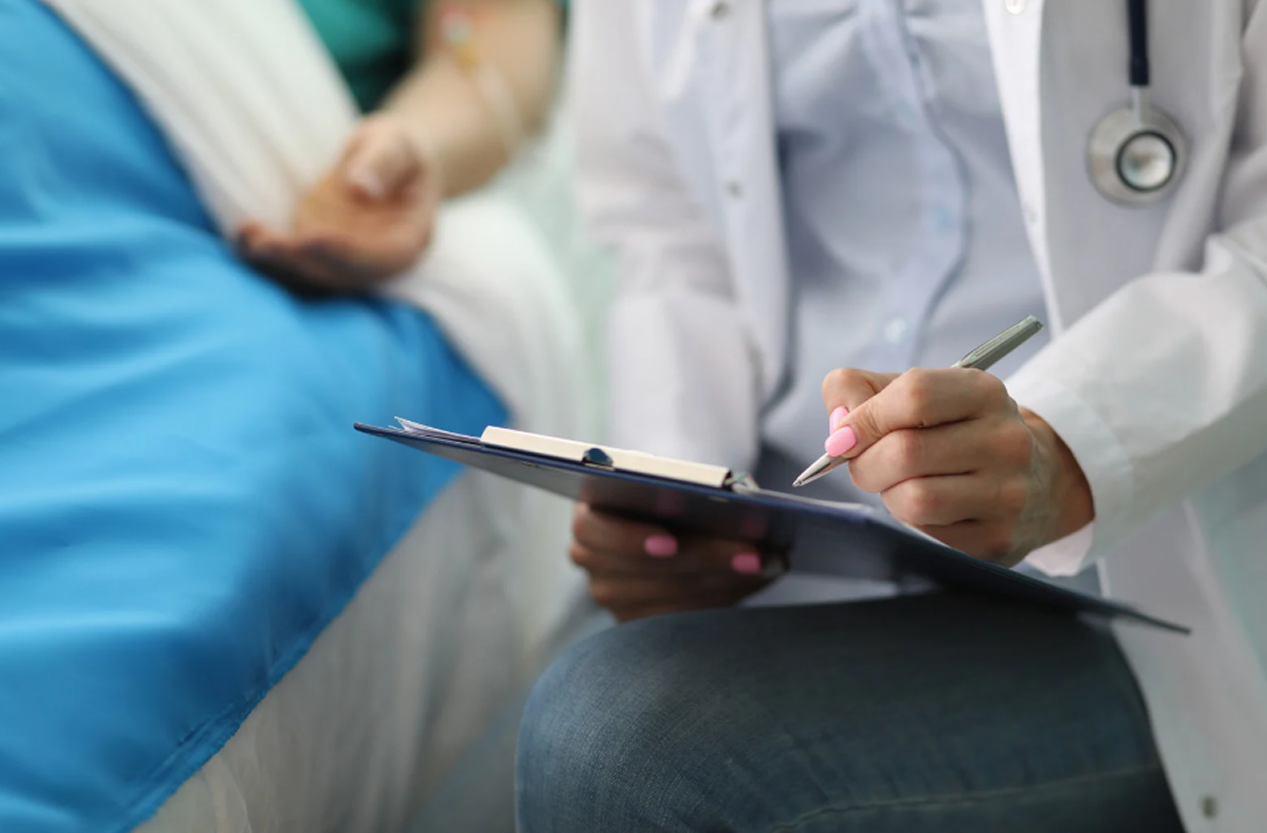 Новые правила больничных для адвокатов, нотариусов и ИП разъяснили в ФСЗН