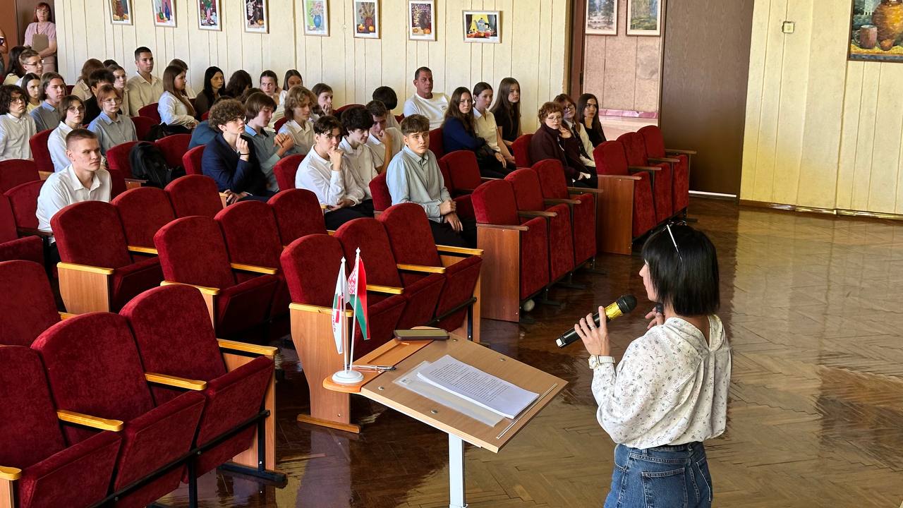 В Бресте для десятиклассников провели открытый урок по налоговой грамотности и патриотическому воспитанию