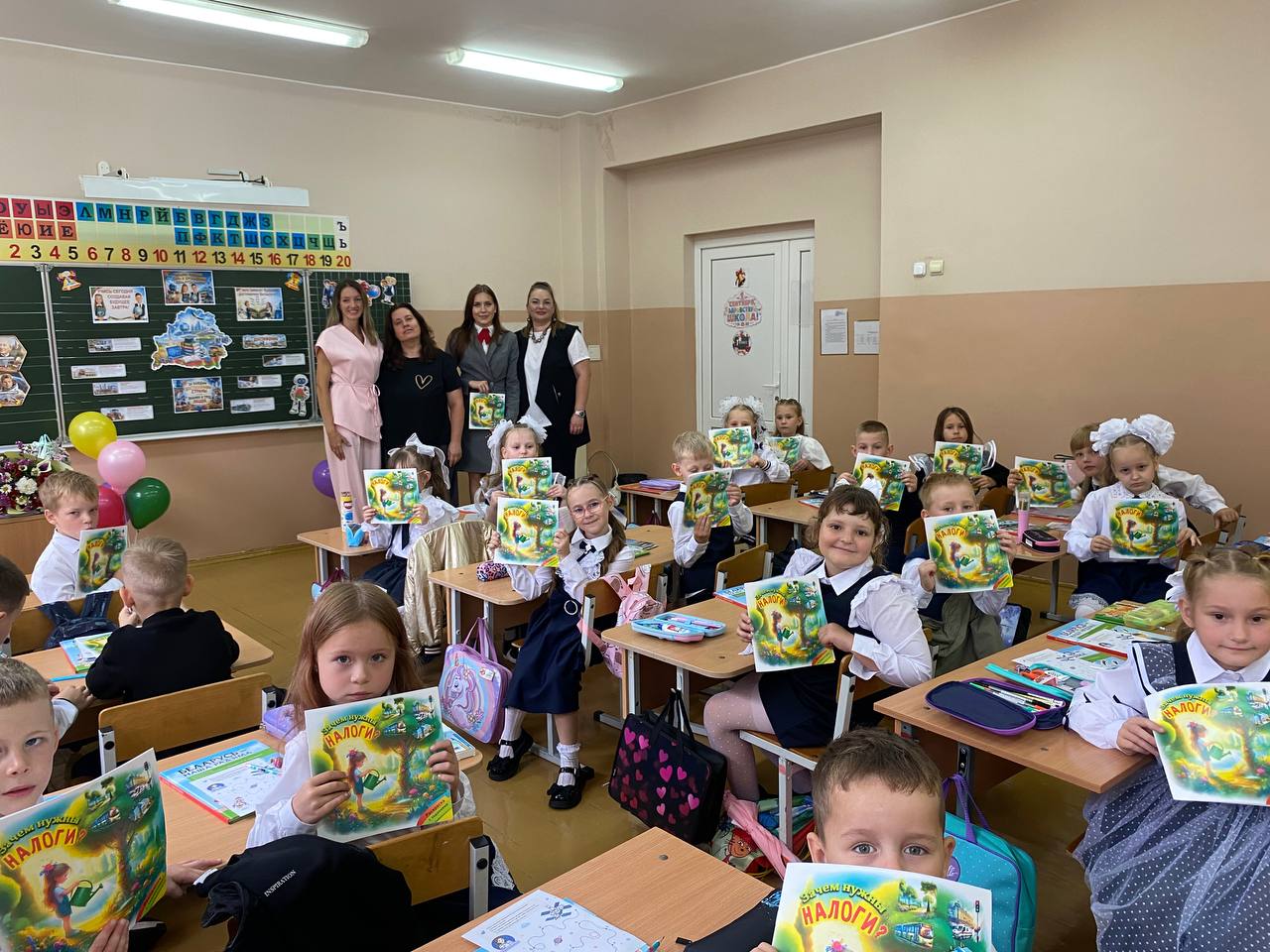 Налоговые консультанты поздравили школьников с Днем знаний