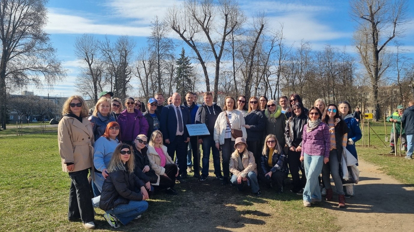 Высадка новой аллеи деревьев в сквере Симона Боливара г. Минска