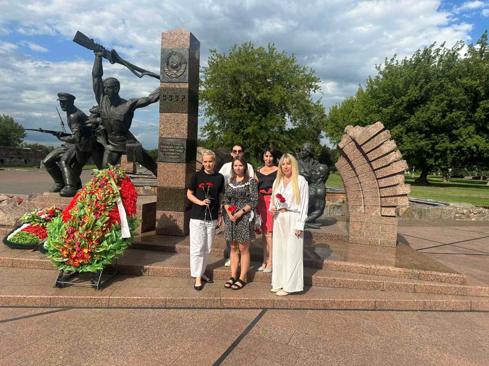 ОАО «Гомсельмаш»: в поле – урожай, в голове – знания. В Бресте – память и цветы к памятнику героям