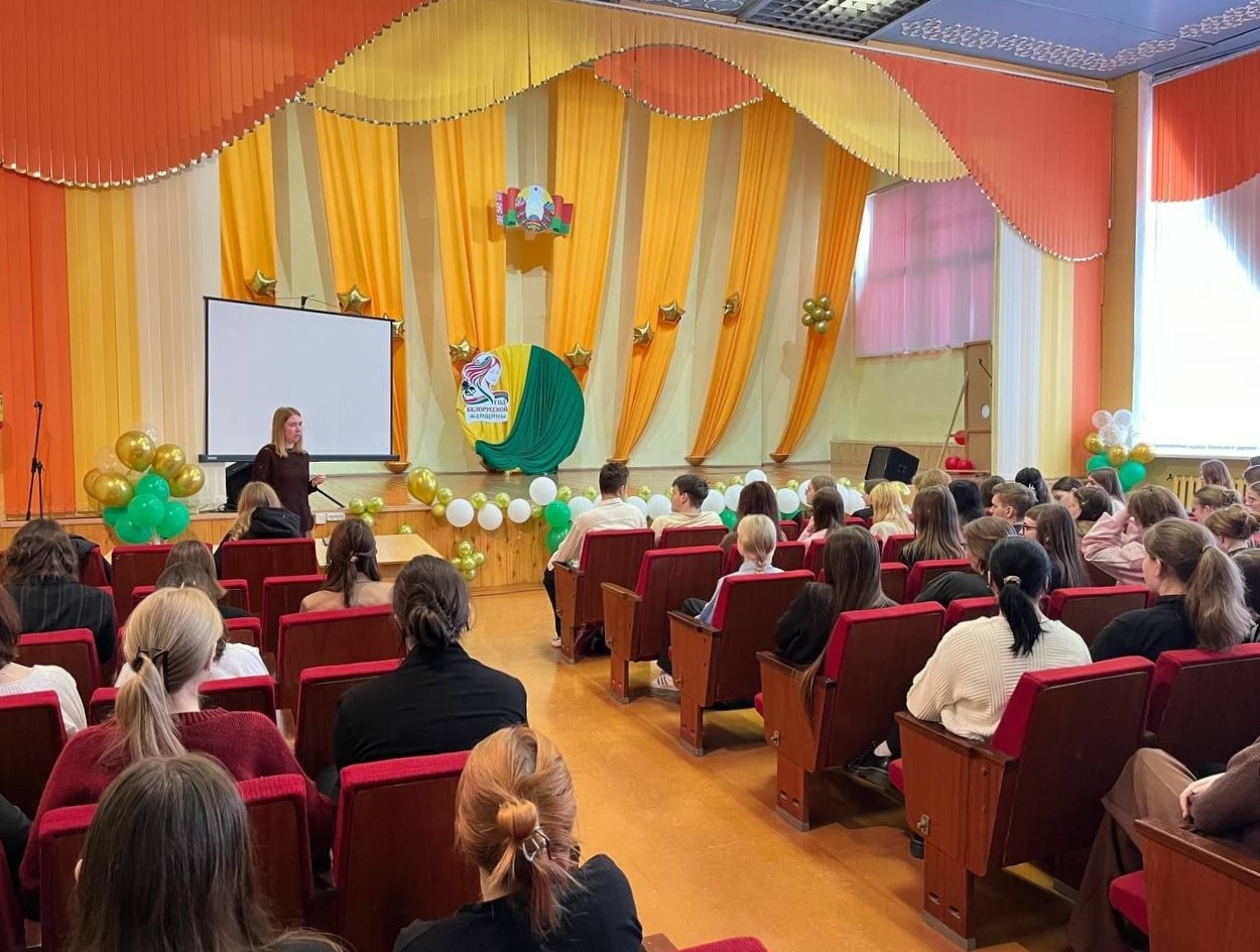 Налоговые консультанты выступили на митапе для бизнеса и провели урок для студентов педколледжа в Речице