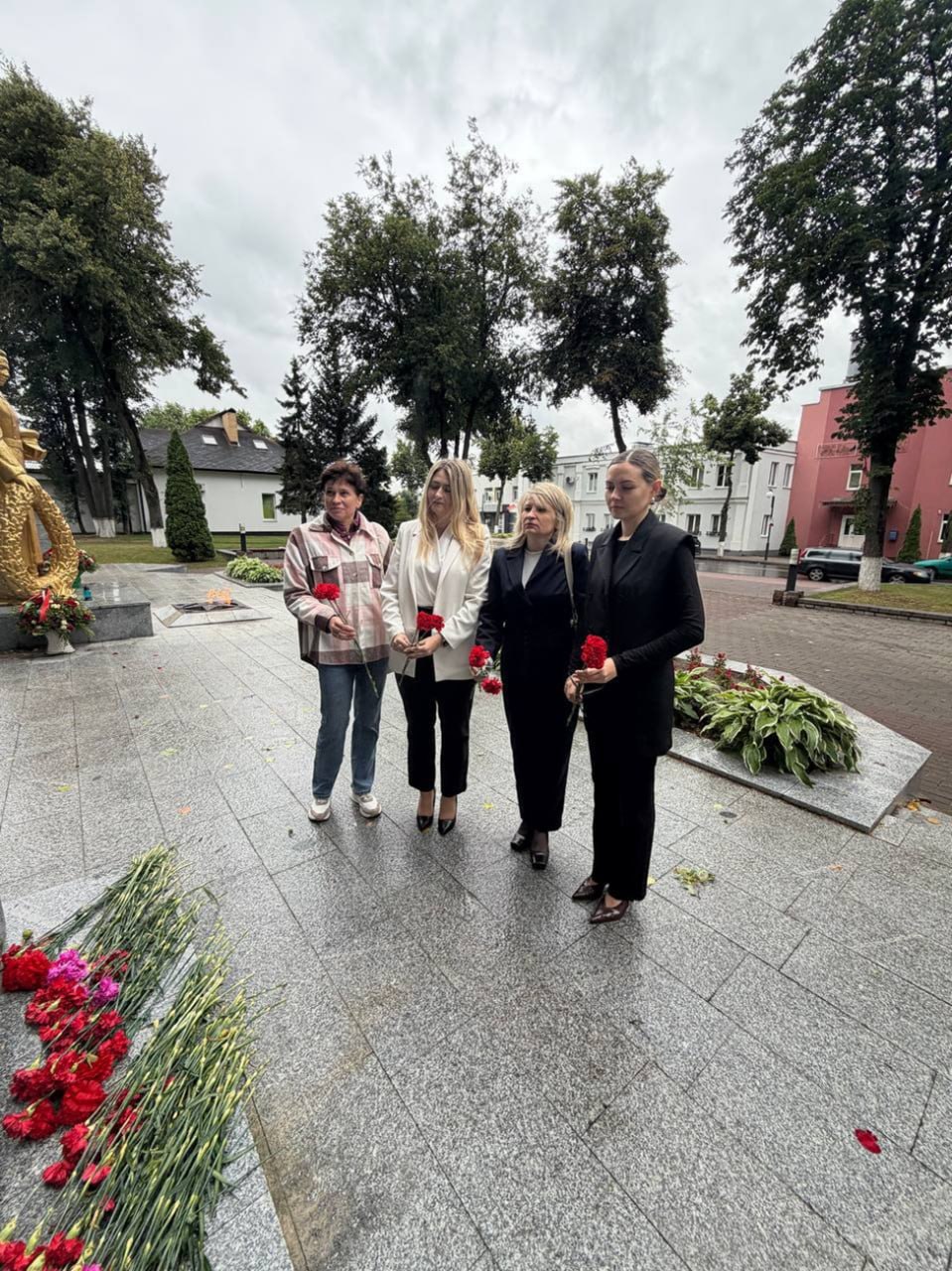 Представители Палаты налоговых консультантов из Пинска и Волковыска возложили цветы к памятникам освободителям