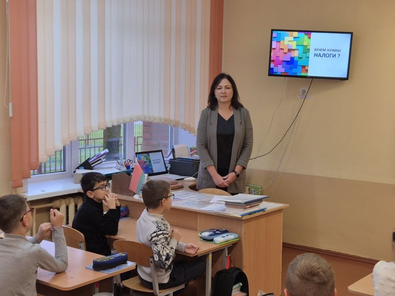 Налоги – общий вклад в комфортное будущее страны: налоговый консультант провела урок для третьеклассников
